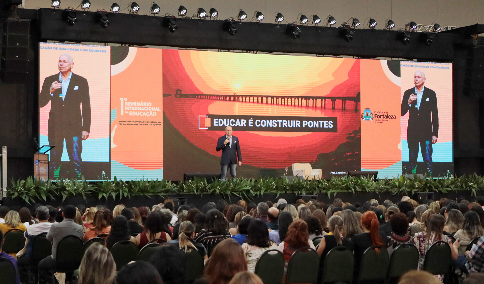 professor leandro karnal fala no palco